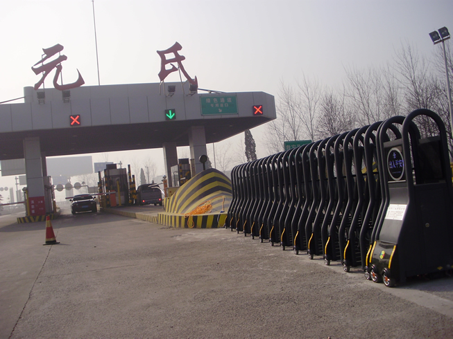 元氏收费站安装电动�׾~�门路障